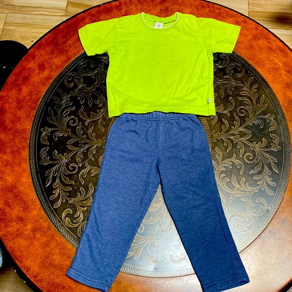 Boys Bundle 1 Pr Sweat Pants and 3 Short Sleeve T-Shirts Size 2-3T - Picture 4 of 14